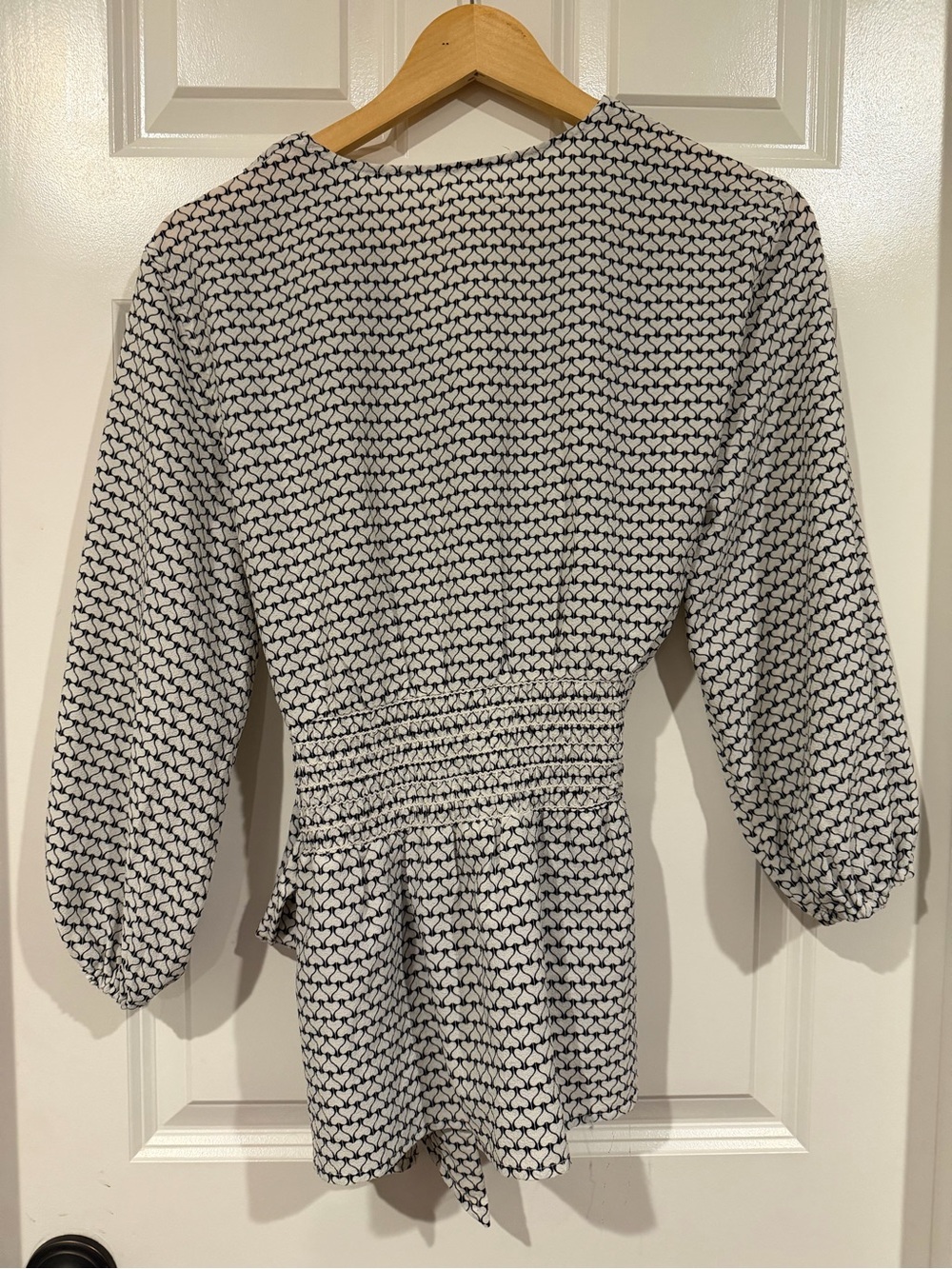 Max Studio Black & White Printed Wrap Blouse NWT Medium - Picture 4 of 5
